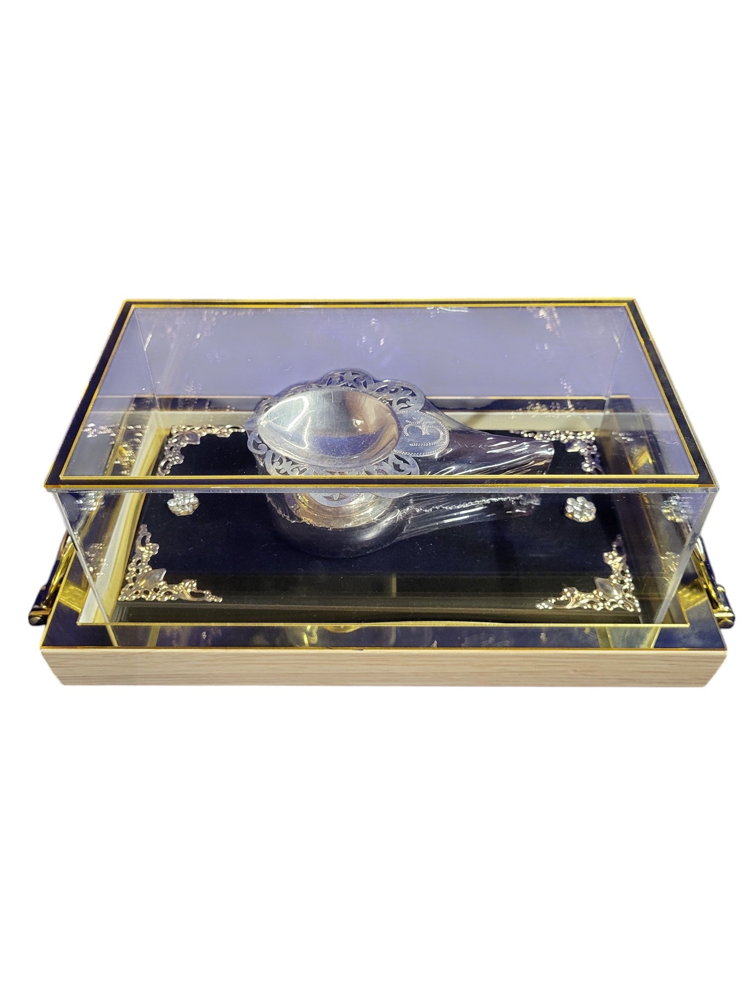 JALI CUTTING DEEPAM WITH WOODEN HANDLE"