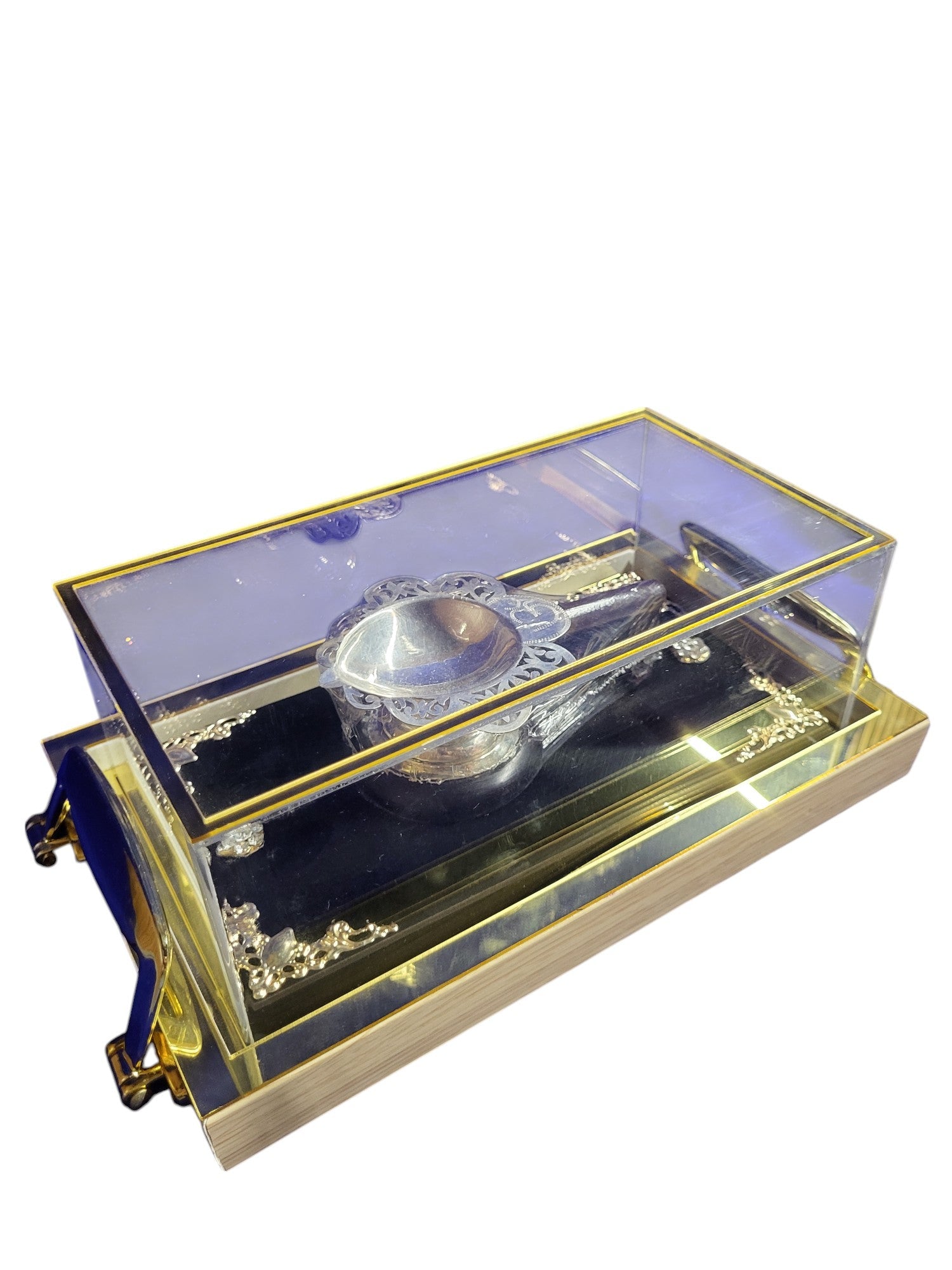 JALI CUTTING DEEPAM WITH WOODEN HANDLE"